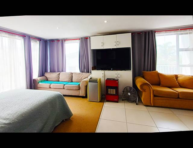 7 BEDROOM FREESTANDING FOR SALE IN KLEINMOND CENTRAL